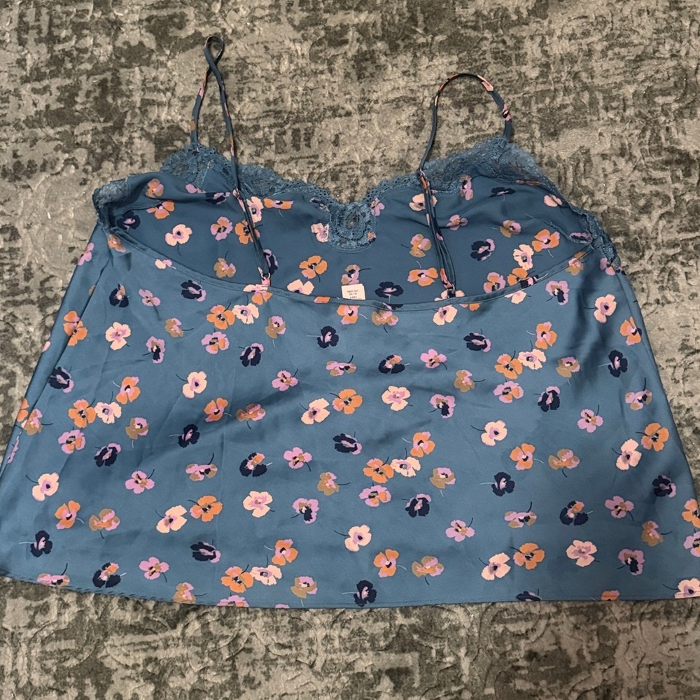 5/$25 🌟 Victoria's Secret Blue Floral Camisole - Picture 3 of 3